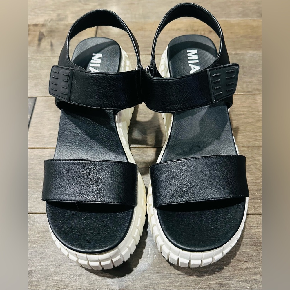 Women’s Sz 7 Black and White MIA Yuri Wedge Sandals